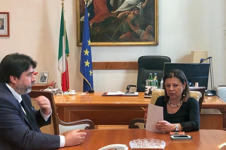 Il presidente della Regione Solinas a Roma con la ministra De Micheli - RIPRODUZIONE RISERVATA