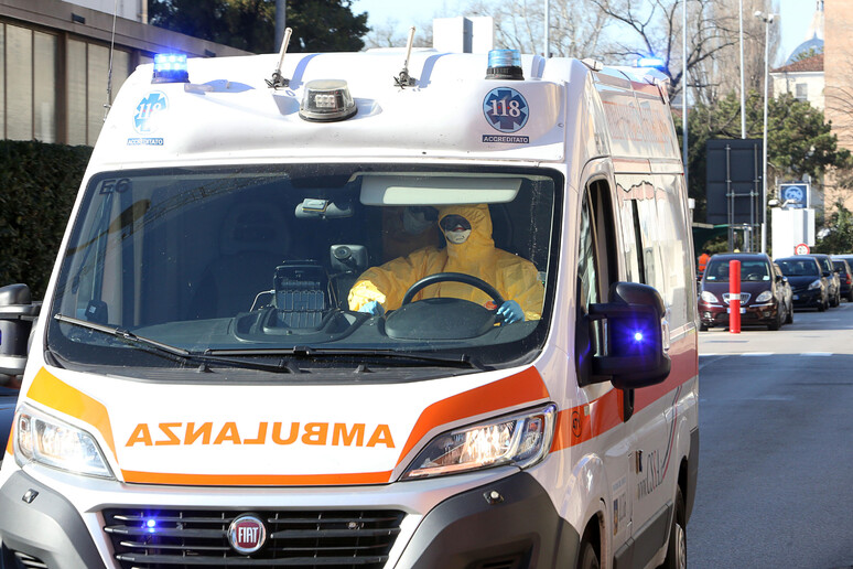 Una ambulanza - RIPRODUZIONE RISERVATA