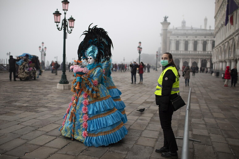 Una immagine di Venezia con il Carnevale © ANSA/EPA
