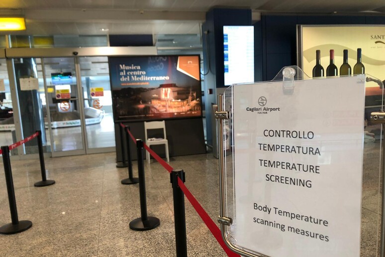 Coronavirus, controlli in aeroporto a Cagliari - RIPRODUZIONE RISERVATA