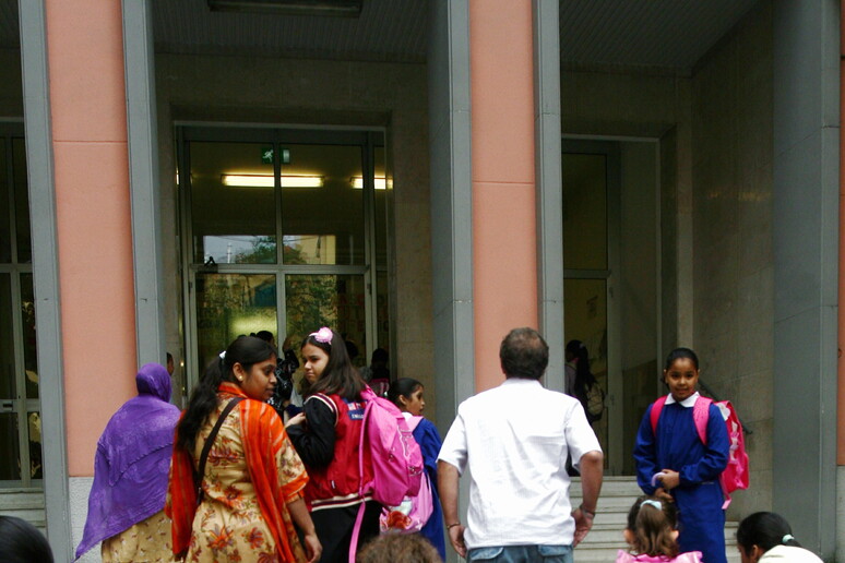 Alunni all 'entrata di una scuola (foto d 'archivio) - RIPRODUZIONE RISERVATA