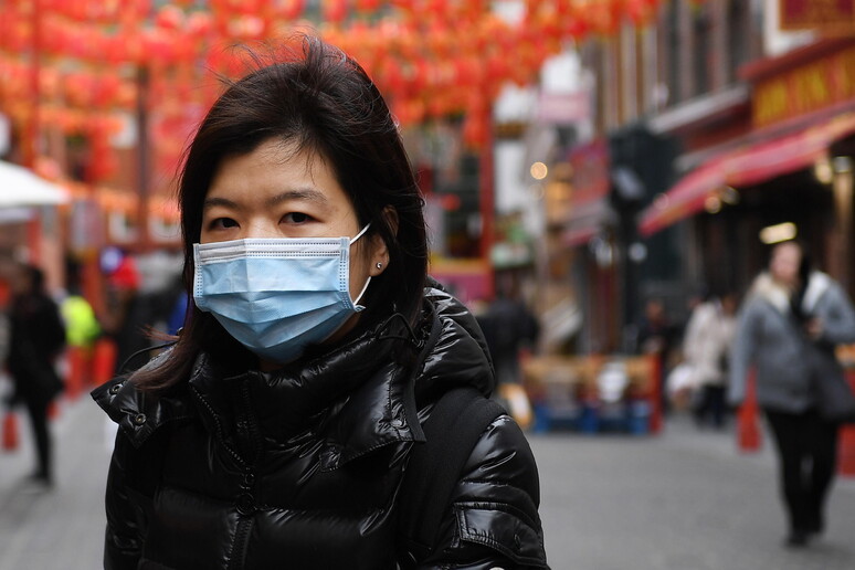 Una donna con la mascherina a Londra © ANSA/EPA