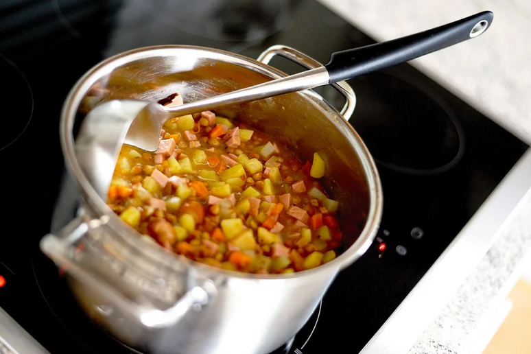 Zuppa  'solidale ' con eccedenze mercato, cucina chef stellato (fonte: Pixabay) - RIPRODUZIONE RISERVATA