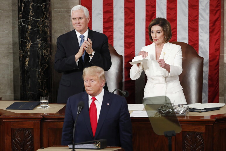 Nancy Pelosi straccai il discorso di Donald J. Trump © ANSA/EPA