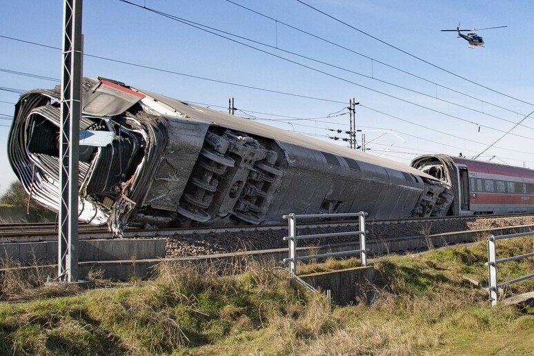 At least two dead after Frecciarossa train derails near Lodi on the Milan-Bologna line © ANSA/EPA