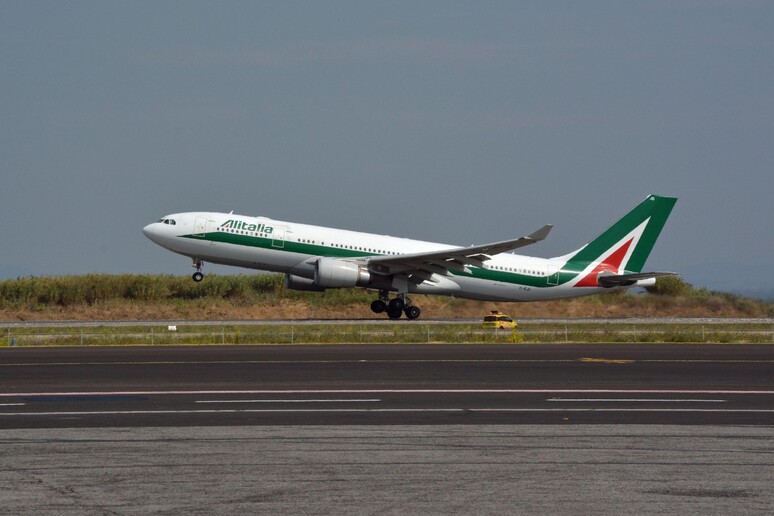Un volo Alitalia partito da Roma e diretto a New York è stato costretto ad uno scalo all 'aeroporto londinese di Heatrow a causa di un passeggero indisciplinato - RIPRODUZIONE RISERVATA