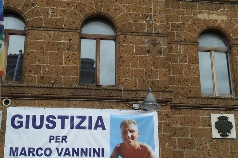 Uno strisicone che chiede "Giustizia per Marco Vannini" - RIPRODUZIONE RISERVATA