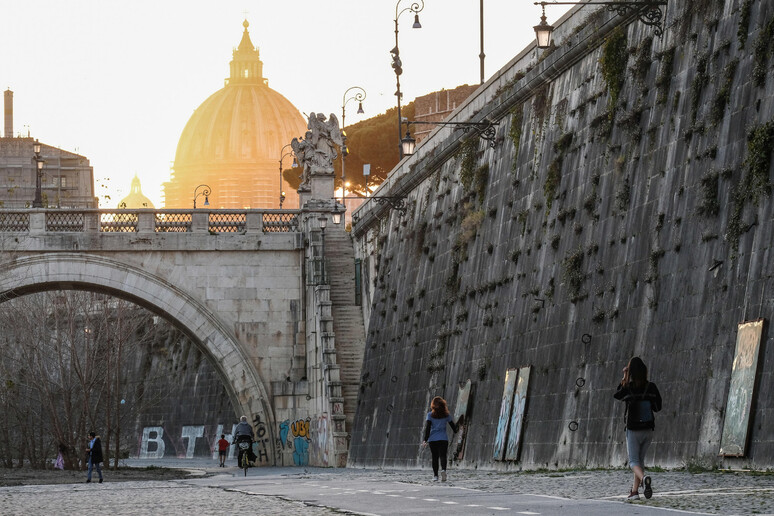Un 'immagine di Roma con la cupola di San Pietro sullo sfondo © ANSA/ANSA/ALESSANDRO DI MEO