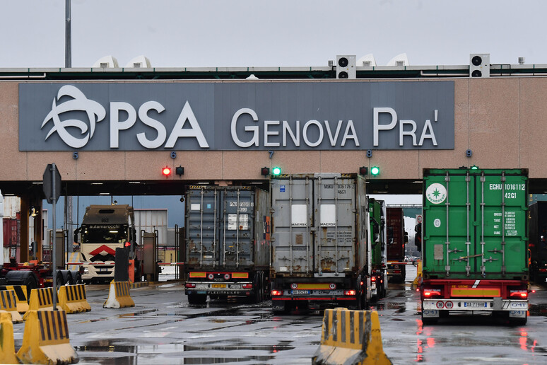 Coronavirus: lunghe code di TIR ai terminal PSA di Genova Pra ' - RIPRODUZIONE RISERVATA