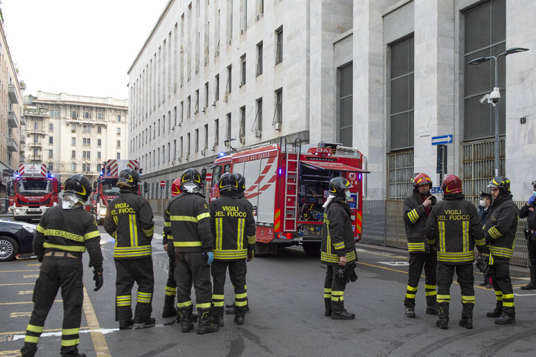 Vigili del fuoco al Palagiustizia di Milano - RIPRODUZIONE RISERVATA