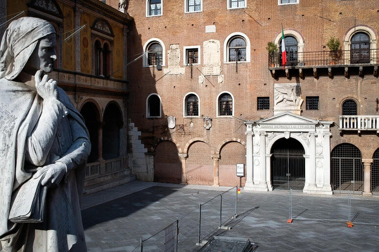 Una piazza di Verona - RIPRODUZIONE RISERVATA
