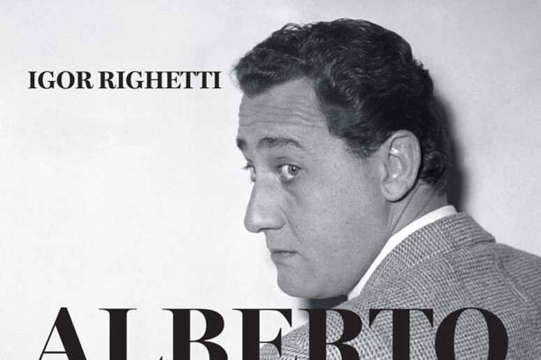 La copertina del libro  'Alberto Sordi segreto ' - RIPRODUZIONE RISERVATA