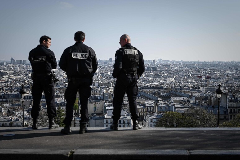 Polizia francese a Montmartre in una foto di archivio © ANSA/AFP