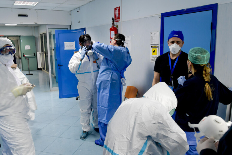 Medici e infermieri in un reparto Covid-19 a Napoli, archivio - RIPRODUZIONE RISERVATA