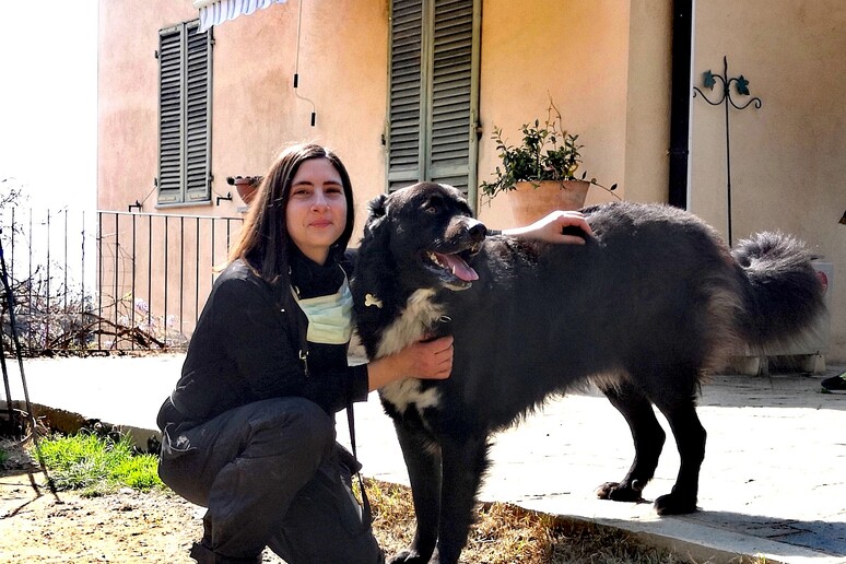 Una volontaria con il cane Menny © ANSA/Maria Elena Delia