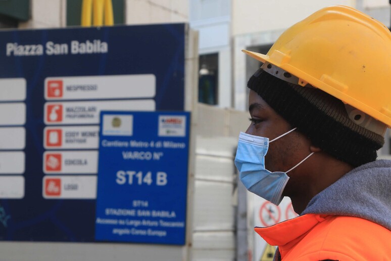 Operai con il volto coperto da mascherine sanitarie al lavoro nei cantieri della Metropolitana M4, Milano , 08 aprile 2020 - RIPRODUZIONE RISERVATA