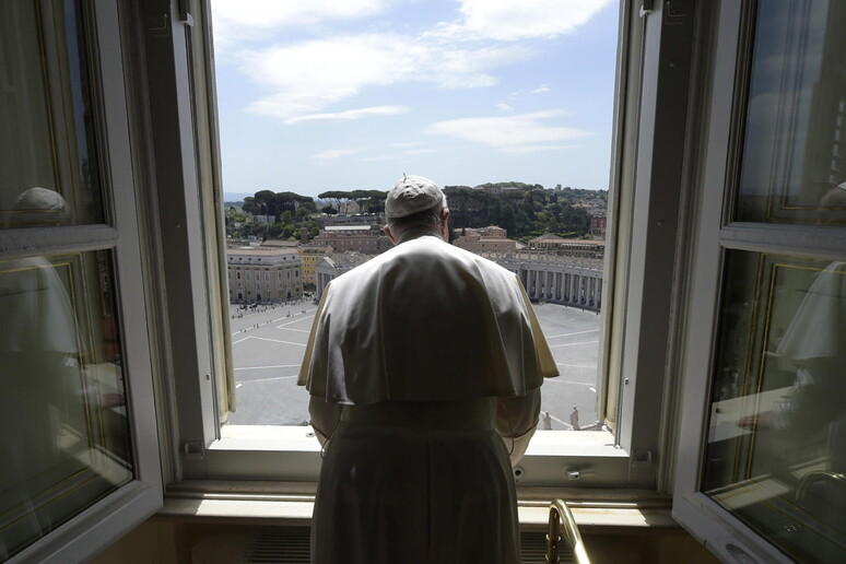 Papa Francesco si affaccia sulla piazza deserta a San Pietro © ANSA/EPA