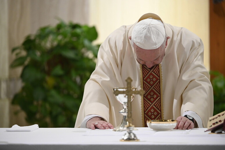 Papa Francesco celebra la messa a Santa Marta © ANSA/EPA