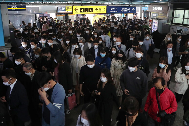 L 'ora di punta in una stazione della metro a Seul © ANSA/EPA