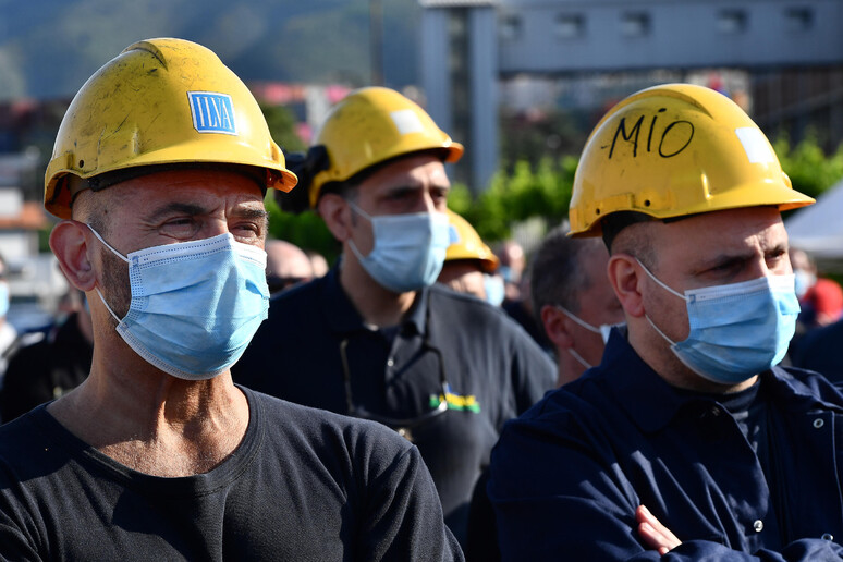 Un momento dello sciopero dei dipendenti ArcelorMittal - RIPRODUZIONE RISERVATA