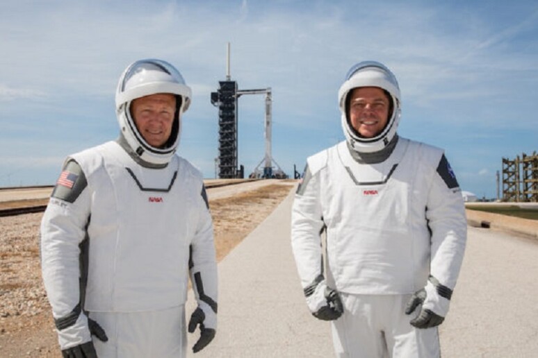 I veterani della Nasa Doug Hurley e Bob Behnken provano le nuove tute, in vista del lancio del 27 maggio con la navetta Crew Dragon della SpaceX (fonte: NASA) - RIPRODUZIONE RISERVATA