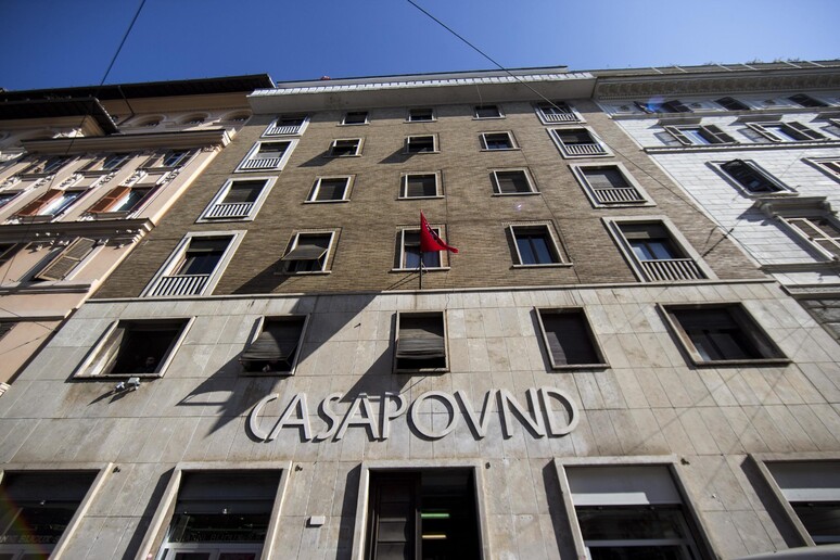 L 'edificio occupato abusivamente da Casapound a Roma a Via Napoleone III (Foto d 'archivio) - RIPRODUZIONE RISERVATA
