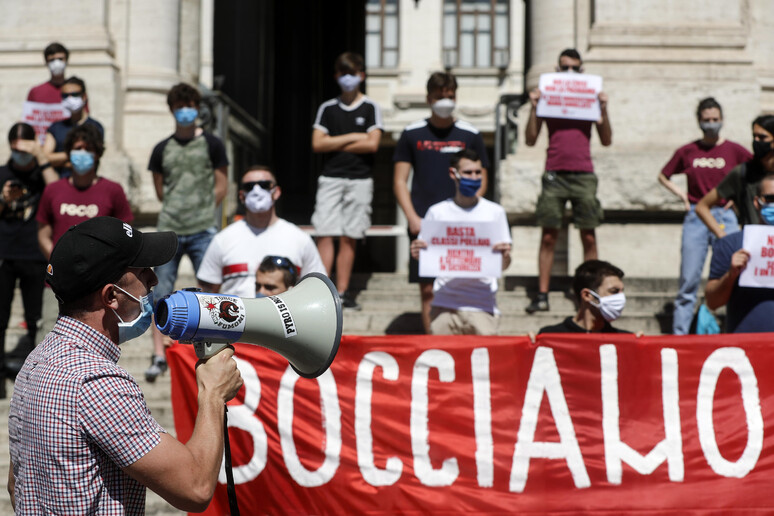 Scuola: studenti in piazza a Roma, 'ministra per noi bocciata ' - RIPRODUZIONE RISERVATA