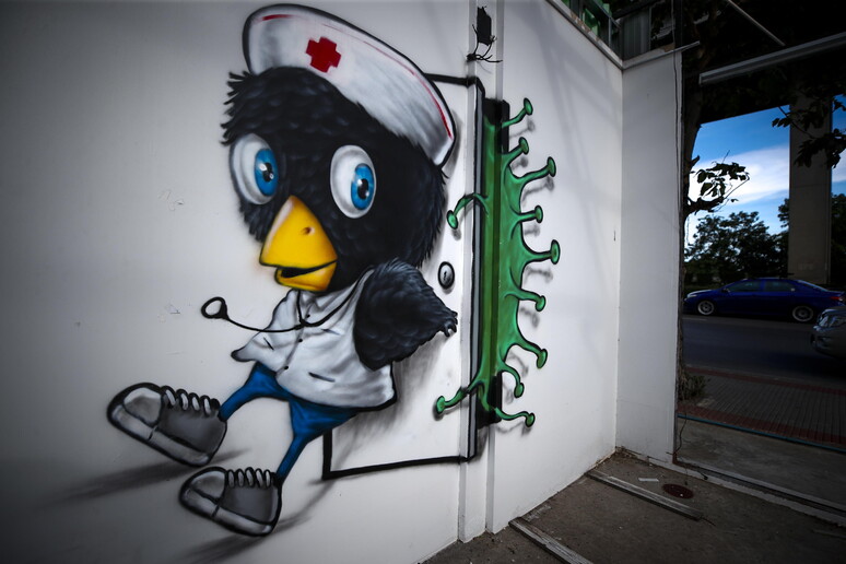 Un murales a Bangkok mostra un 'infermiera che tenta di fermare il coronavirus © ANSA/EPA
