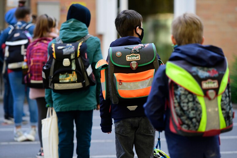 Dortmund: bambini tornano a scuola, rispettando le regole di distanziamento - RIPRODUZIONE RISERVATA