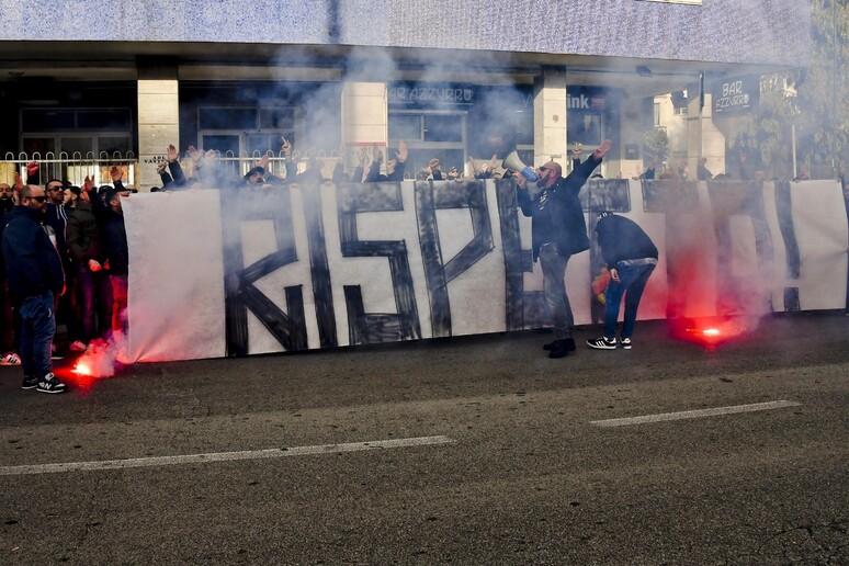 Un momento di una contestazione a Napoli in una foto d 'archivio - RIPRODUZIONE RISERVATA
