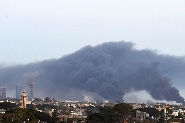 Un recente attacco su Tripoli © ANSA/AFP