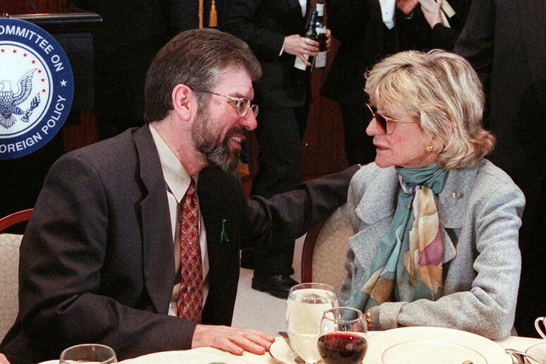 Jean Kennedy Smith con Gerry Adams nel  '99 © ANSA/AFP