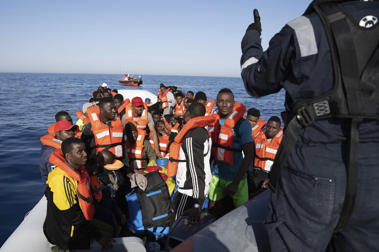 Un soccorso di migranti in mare (Foto d 'archivio) - RIPRODUZIONE RISERVATA
