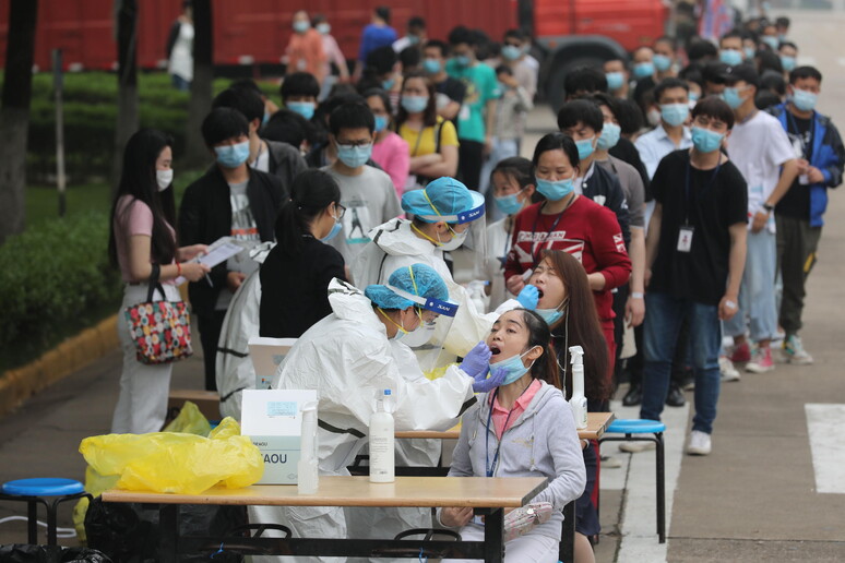Operatori sanitari a Wuhan - RIPRODUZIONE RISERVATA