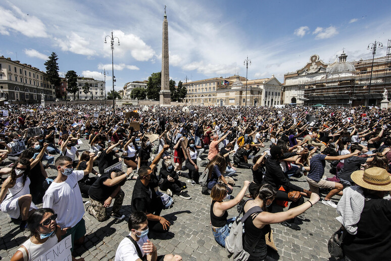 'Black lives matter ' in piazza del Popolo, a Roma - RIPRODUZIONE RISERVATA