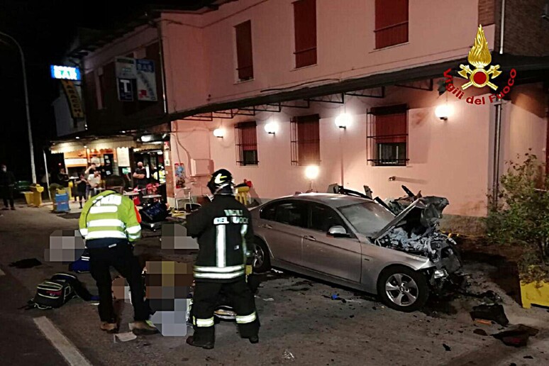 La scena del tragico incidente frontale avvenuto ieri sera nel Bolognese - RIPRODUZIONE RISERVATA