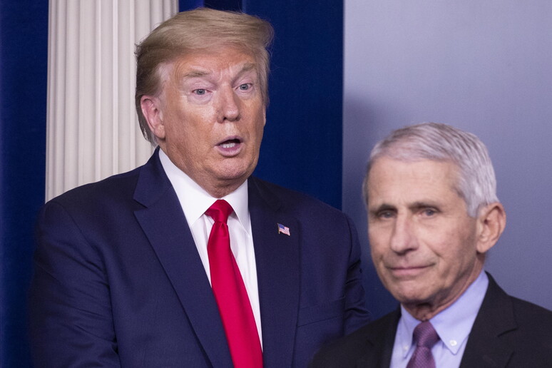 Il presidente Donald J. Trump con Anthony Fauci, direttore del National Institute of Allergy and Infectious Diseases © ANSA/EPA