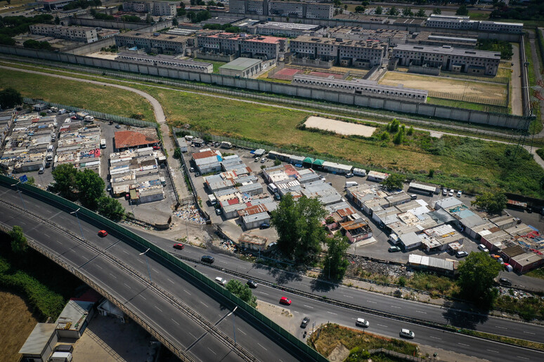 Una veduta dall 'alto del campo rom a ridosso di Scampia - RIPRODUZIONE RISERVATA