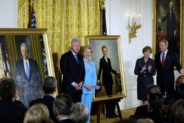 Usa: il dispetto di Trump, spostati ritratti Bush e Clinton © ANSA/AFP