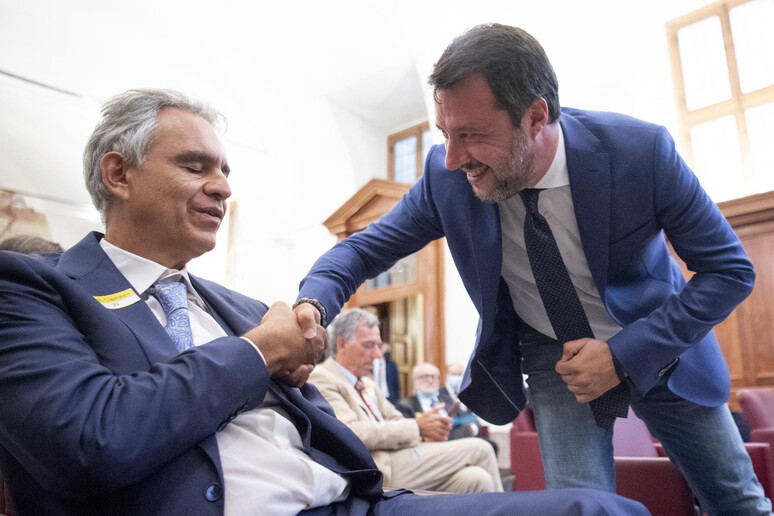 Il leader della Lega, Matteo Salvini, saluta Andrea Bocelli, al convegno sul coronavirus organizzato da Sgarbi e Siri a Roma - RIPRODUZIONE RISERVATA