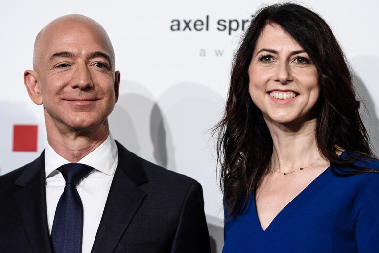 Usa: ex moglie Bezos ha donato in beneficenza 1,7 mld - RIPRODUZIONE RISERVATA
