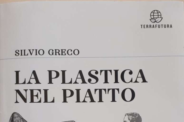 La copertina de La plastica nel piatto - RIPRODUZIONE RISERVATA