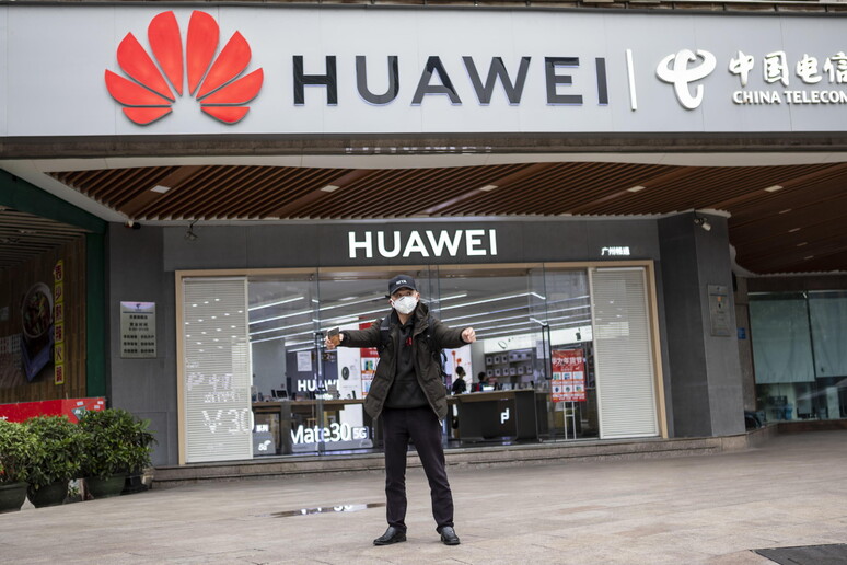 Huawei store in Cina - RIPRODUZIONE RISERVATA