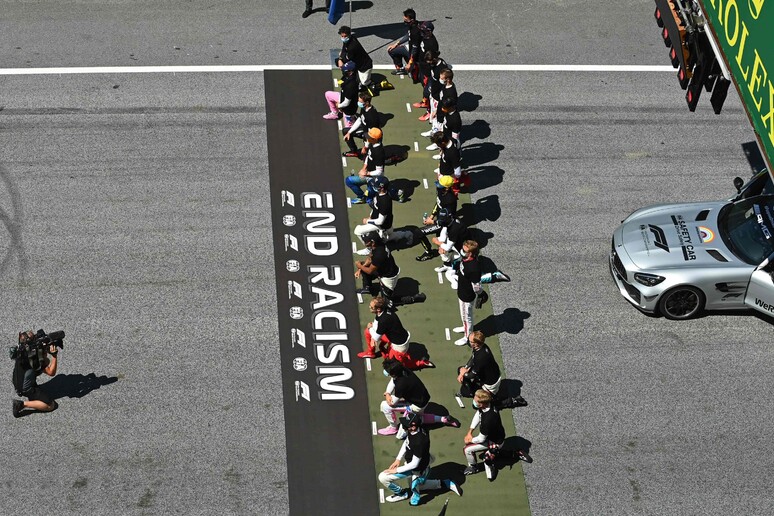 F1: Austria; piloti si inginocchiano contro razzismo © ANSA/AFP