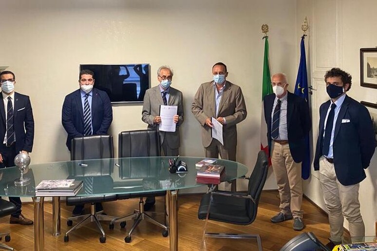 La firma del protocollo d 'intesa tra I Borghi più belli d 'Italia in Sicilia e l 'Ente Nazionale per il Microcredito - RIPRODUZIONE RISERVATA