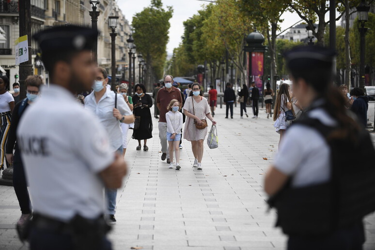 Passanti sugli Champs Elysee a Parigi © ANSA/EPA