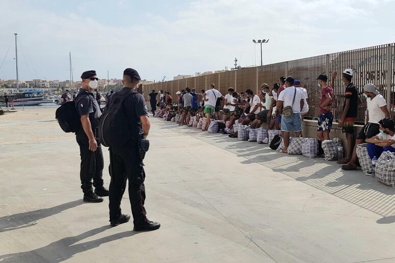 Trasferimento migranti da Lampedusa - RIPRODUZIONE RISERVATA