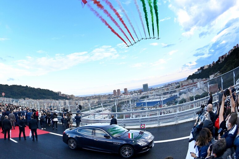 Le Frecce Tricolori sorvolano il Ponte San Giorgio © ANSA/AFP