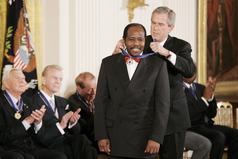Paul Rusesabagina, lo  'Schindler africano ', premiato da George W. Bush © ANSA/EPA