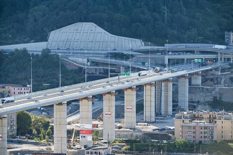 Ponte Genova riaperto al traffico © ANSA/AFP